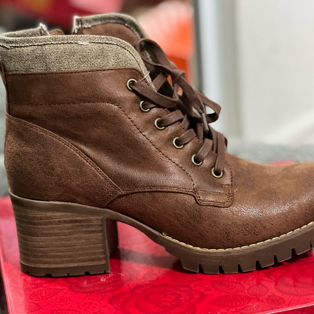 Carlos Santana boots